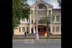 Появилось видео первых минут пожара на входе в военный комиссариат в Екатеринбурге