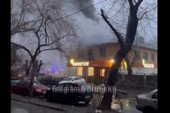 Эвакуировали 30 человек: в Екатеринбурге загорелось общежитие