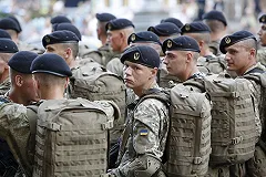 Морпехи на Украине отказались снимать черные береты перед Порошенко