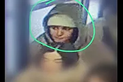 В Екатеринбурге карманница совершила кражу во вращающейся двери (ВИДЕО)