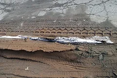 На Вторчермете дорожники нанесли разметку на вздыбленный асфальт и глину