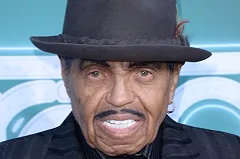 Умер отец Майкла Джексона