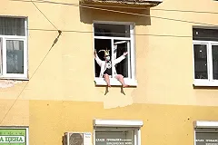 В Екатеринбурге мужчина, сидя в окне, громко слушал песню «Владимир Путин молодец!»
