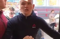 Попросили перестать пить водку: футбольные фанаты устроили в автобусе драку из-за замечания