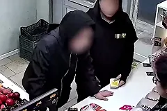 В Екатеринбурге школьники украли арбуз из торгового павильона