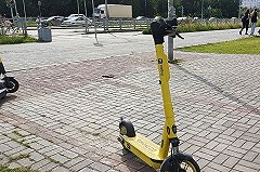 Екатеринбурженка получила перелом позвонка после наезда самокатчика