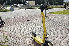 Екатеринбурженка получила перелом позвонка после наезда самокатчика