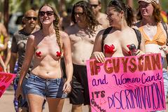 Американцы поддержали женские топлесс в общественных местах