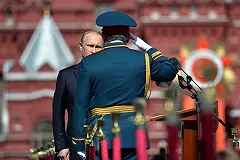 Передавшая семье офицера фамильные ордена чета из Франции посетит парад Победы