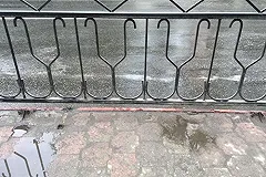 Екатеринбуржцы ворчат на новые трамвайные остановки: не спасают от уличной грязи