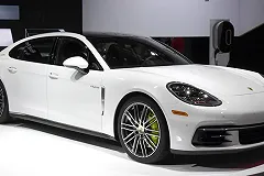 Дети Рамзана Кадырова подарили своему тренеру Porsche Panamera