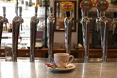 Избивших супругов в баре «Мизантроп» молодчиков не могут найти три месяца