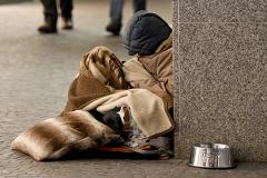 На счетах бездомной побирушки нашли более миллиона долларов