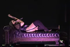 Появилось видео с Деми Ловато, забывшей на концерте слова песни