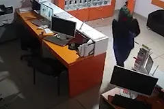 В Екатеринбурге ограбили салон «Мотив» — видео с места происшествия