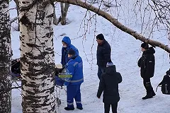 Увезли на скорой: свердловчанка едва не упала в открытый люк