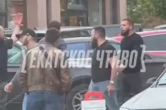 В центре Екатеринбурга толпа неизвестных устроила стрельбу