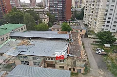 Сильный ветер «проредил» вывеску ТРЦ «Гринвич» в Екатеринбурге