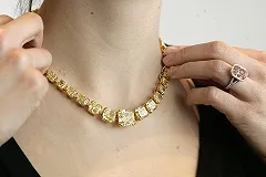 Жена свердловского министра пришла на школьную линейку в украшениях на 1,5 млн