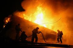 В Москве при тушении пожара на складе пластиковых цветов погибли восемь пожарных