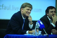 Посол России в США Антонов подарил Макфолу бутылку водки