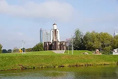 В Белоруссии мужчина выбросил из окна собаку и дочь, а затем выбросился сам