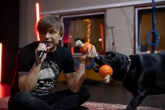 «Культура отмены». «Би-2» отменила концерт перед самым началом из-за баннера «За президента»