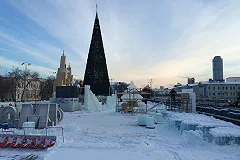 На площади 1905 года установили 50-метровую елку