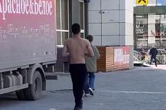 В центре Екатеринбурга заметили полуобнаженного мужчину