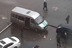 Силовики просят помощи в поимке человека, бросившего бутылку на голову приставу