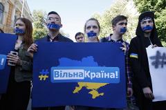 Эксперт: антироссийские законы загоняют здоровых украинцев в социальное подполье