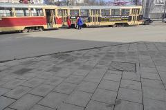 На проспекте Ленина из-за сошедшего с путей колеса встали трамваи