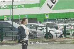 В Екатеринбурге женщина показывает грудь проезжающим мимо автомобилям