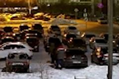 В Екатеринбурге вандалы разгромили машины на автостоянке