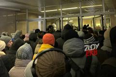 В метро Екатеринбурга выросли огромные очереди