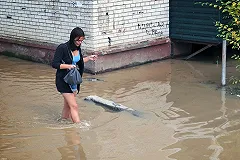 Коммунальщики Екатеринбурга чистят ливневки и вывозят снег с низин