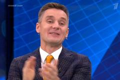 Польский политолог Корейба получил по лицу в эфире ток-шоу Первого канала