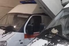 В Свердловской области на машины скорой обрушилась крыша гаража