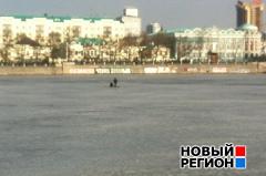 «Бессмертные» продолжают рыбачить на городском пруду Екатеринбурга