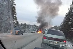 Была погоня: у Полевского после ДТП двое полицейских сгорели в машине