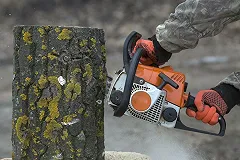 Над головами пешеходов в Пионерском поселке завис пенек (ФОТО)