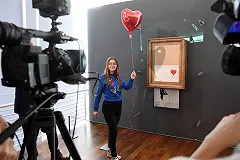 «Моя жена ненавидит, когда я работаю из дома». Бэнкси показал свою новую работу в ванной