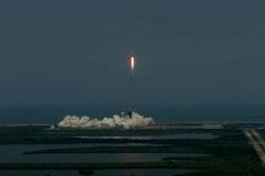 Компания SpaceX впервые отправила астронавтов к МКС