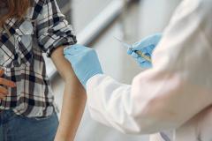 Назван срок, который должен пройти между вакцинациями от гриппа и коронавируса