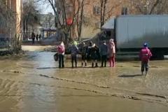 Лужи в Екатеринбурге настолько большие, что в них начали купаться дети