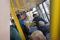 Свердловские дамы устроили бои в забитом автобусе