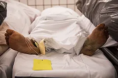 В морге Каменска-Уральского родственники сами заносят трупы в морозильник