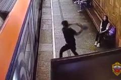 «Выпил и остановил поезд». В Москве молодой неадекват разбил стекло состава в метро