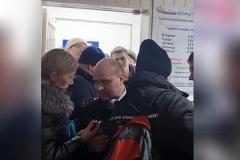 В Екатеринбурге в РЭО ГИБДД в очереди за талонами сцепились водители