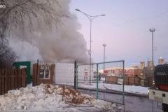 В ЦПКиО загорелось здание у катка